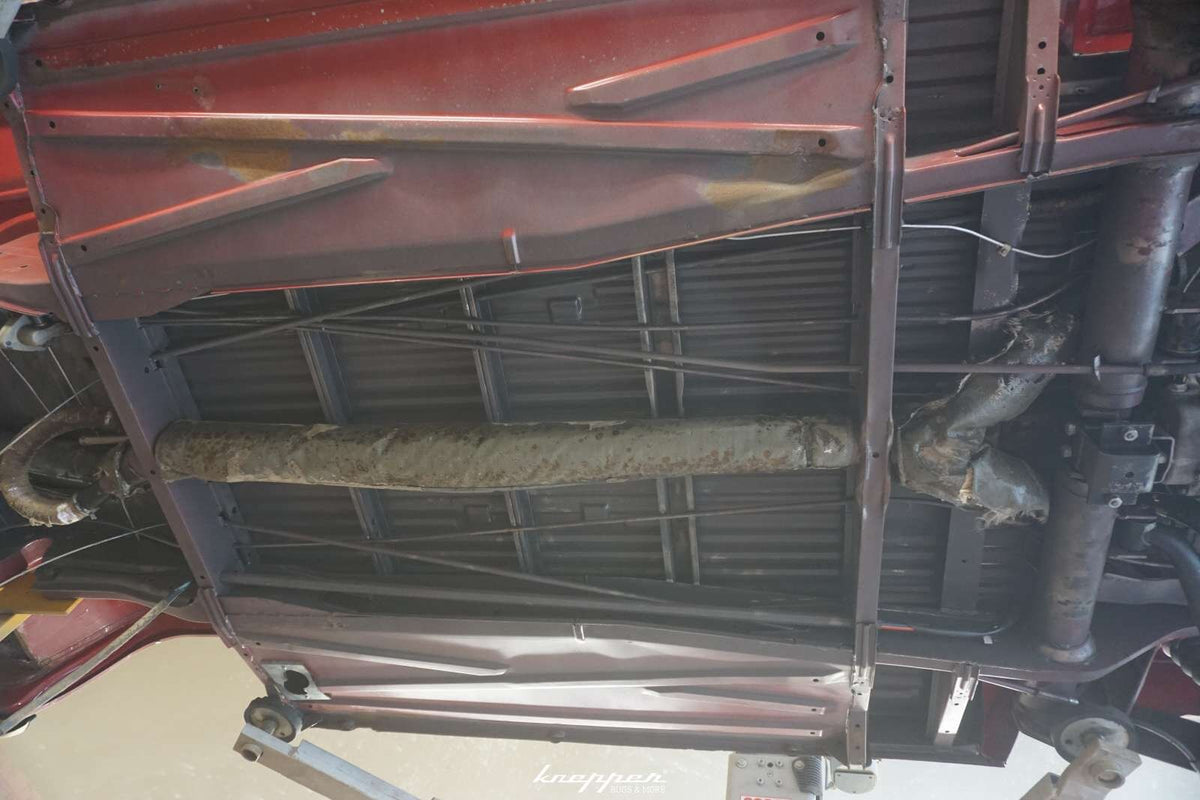 Trockeneisstrahlen an einer Käfer-Karosserie in der Werkstatt Knepper in Rahden