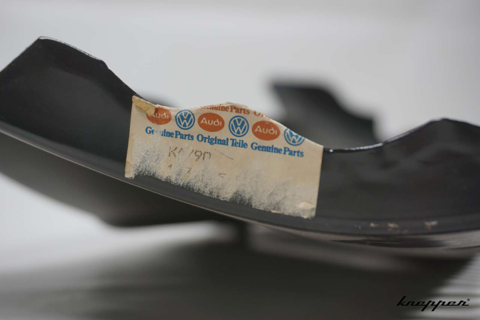 VW Käfer 1302 / 1303 Frontabschlussblech geschlitzt, NOS