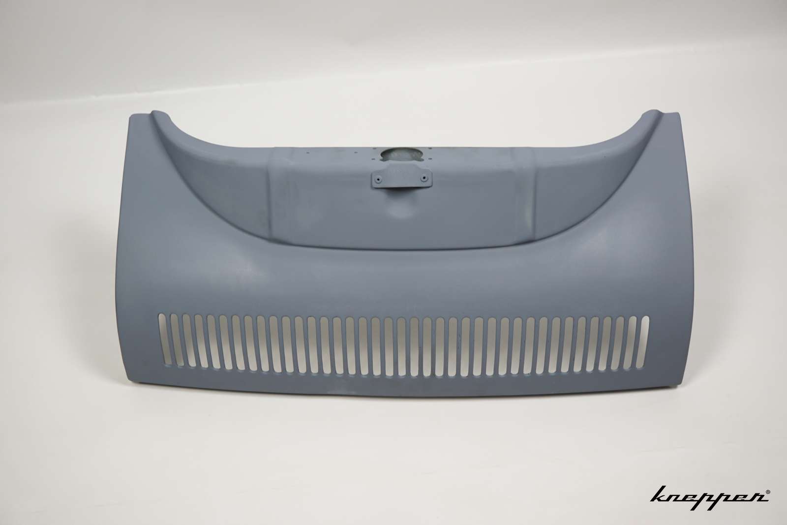 VW Käfer 1302 / 1303 Abschlussblech vorne aus GFK, geschlitzt, originale Maße