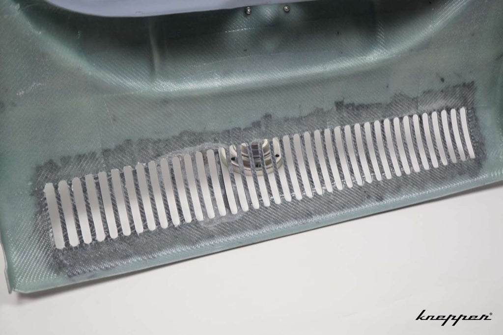VW Käfer 1302 / 1303 Abschlussblech vorne aus GFK, geschlitzt, originale Maße