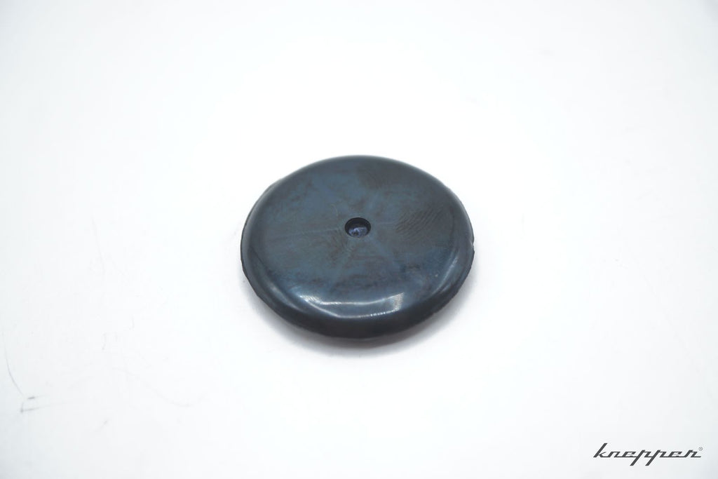 VW Käfer 1302 / 1303 Stopfen in Reserveradmulde über Schrauben, Top Qualität