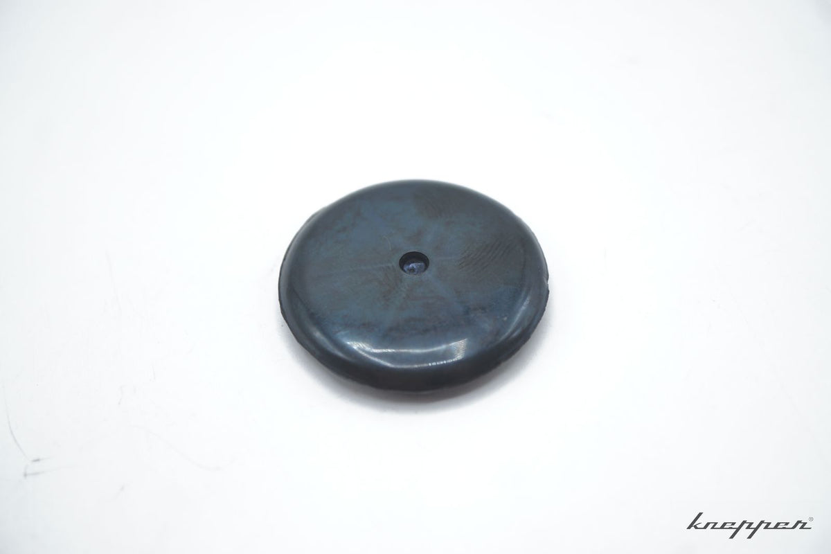 VW Käfer 1302 / 1303 Stopfen in Reserveradmulde über Schrauben, Top Qualität