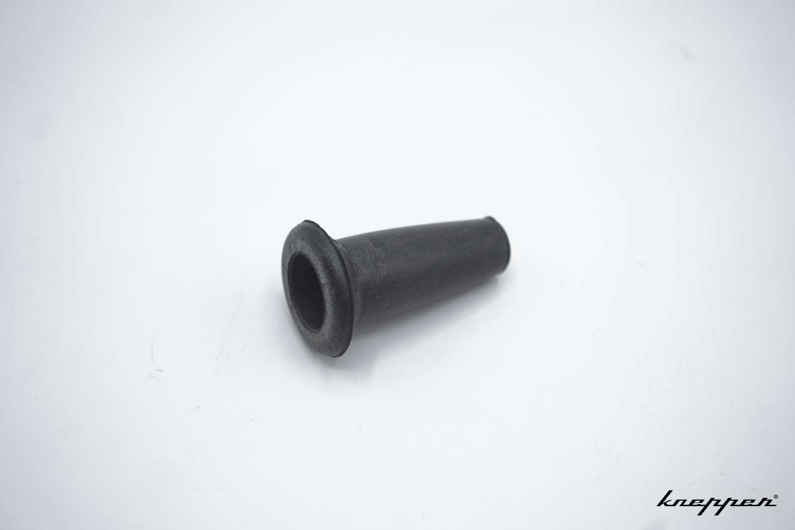 VW Käfer 1302 / 1303 Gummidurchführung für Benzinschlauch unter dem Tank