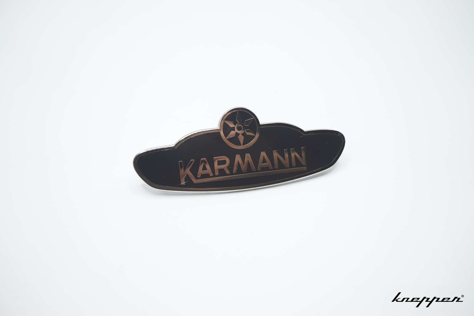 VW Käfer Cabrio Karmann Emblem am Seitenteil, ab Bj. 08/60