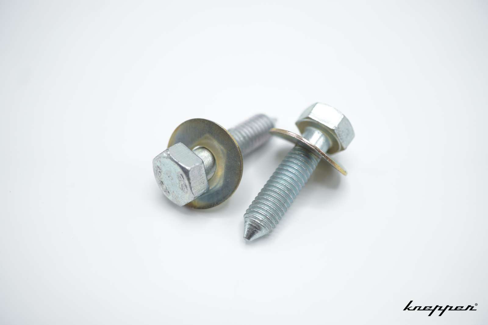 VW Käfer 1302/1303 Schrauben für Abstützung unter Reserveradmulde, Set