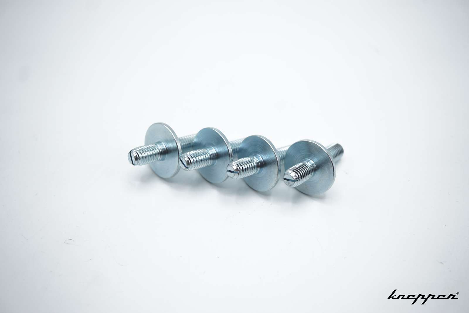 VW Käfer 1302/03 Cabrio Gewindebolzen für Fensterheberschiene, Set