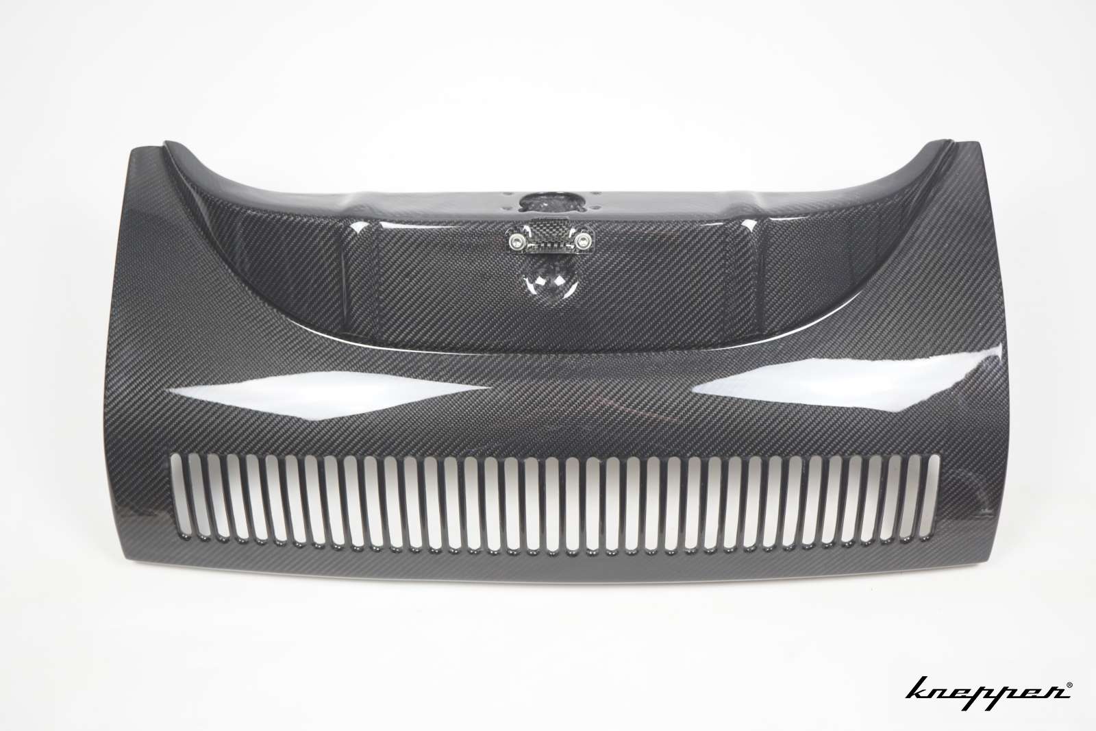 VW Käfer 1302 / 1303 Abschlussblech vorne aus Carbon, geschlitzt, originale Maße