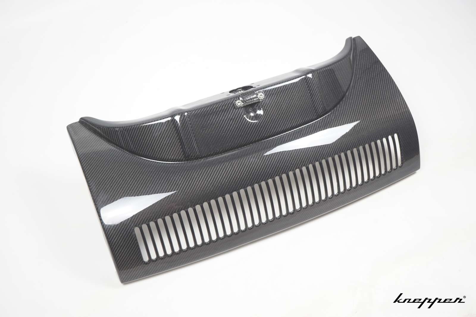 VW Käfer 1302 / 1303 Abschlussblech vorne aus Carbon, geschlitzt, originale Maße