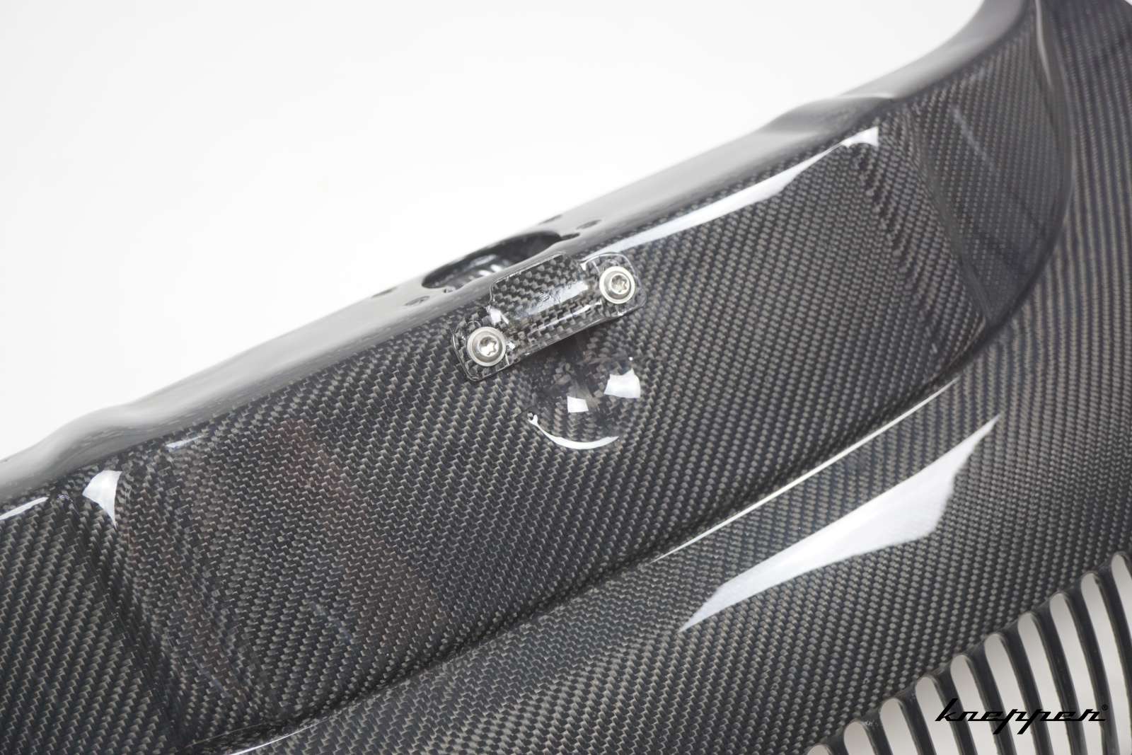 VW Käfer 1302 / 1303 Abschlussblech vorne aus Carbon, geschlitzt, originale Maße