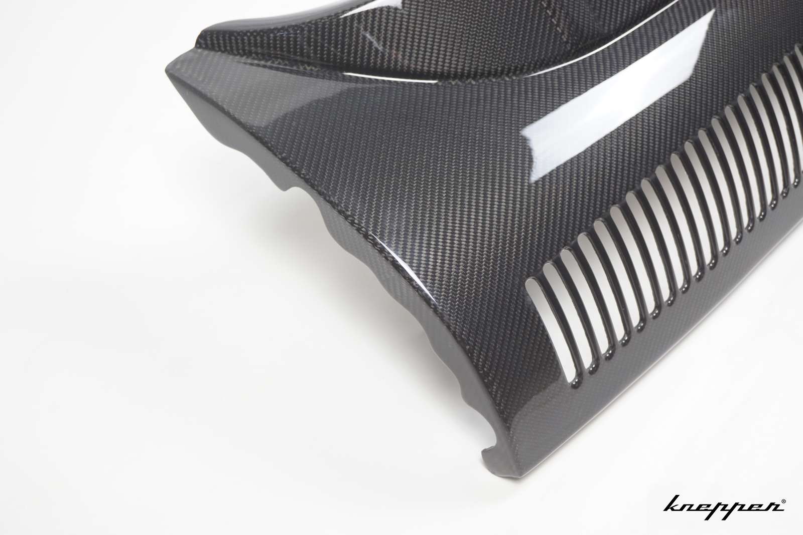 VW Käfer 1302 / 1303 Abschlussblech vorne aus Carbon, geschlitzt, originale Maße
