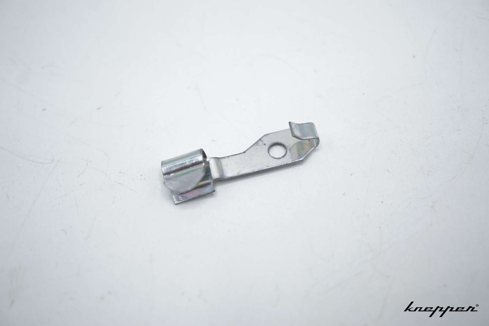 VW Käfer 1302 / 1303 Klammer rechts für Türpin Betätigungsstange, original VW