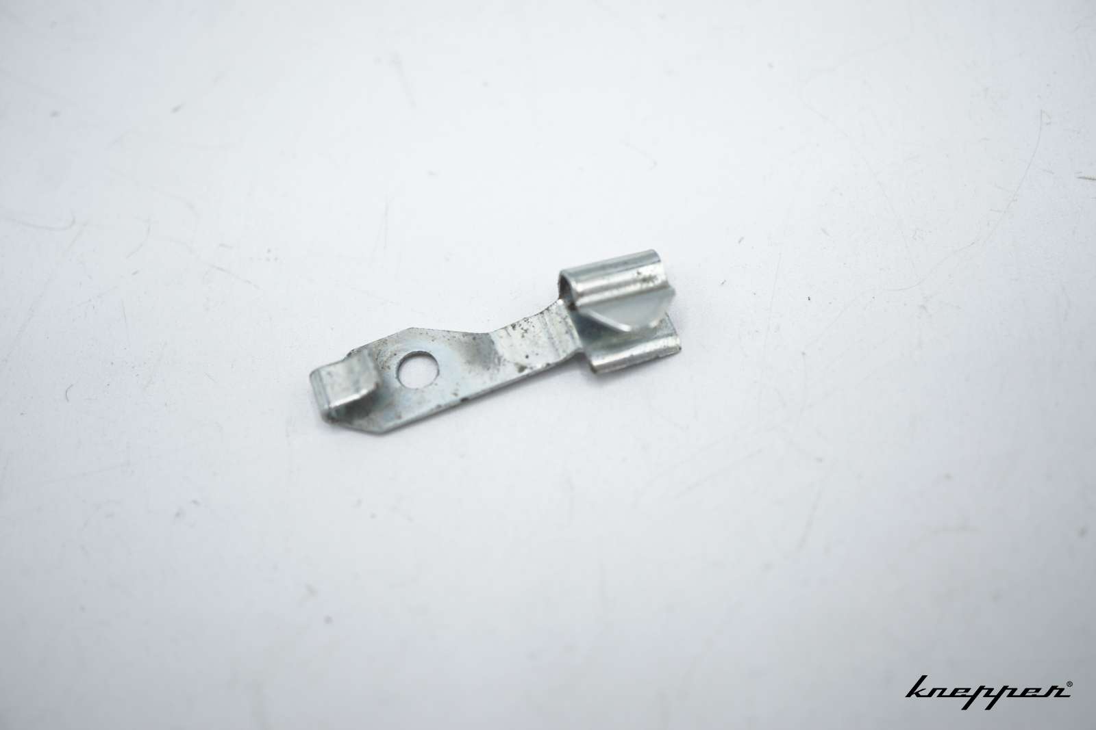VW Käfer 1302 / 1303 Klammer links für Türpin Betätigungsstange, original VW