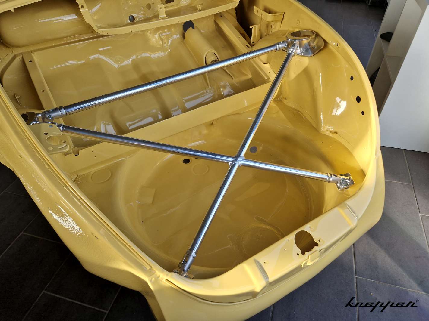 VW Käfer 1302 / 1303 Kreuzdomstrebe Federbeinabstützung aus Aluminium