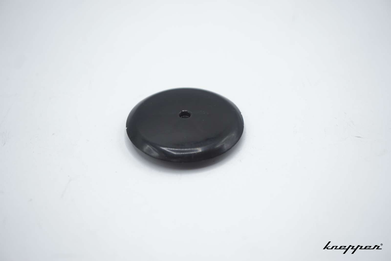 VW Käfer 1302 / 1303 Stopfen in Reserveradmulde über Schrauben