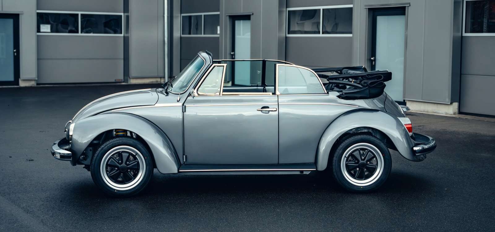 Käfer 1303 Cabrio in Zinkgrau mit Fuchs-Style Felgen und dezent Tiefer in der Seitenansicht